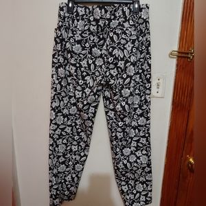 Croft & Barrow stretch black and white flowered pants in Size 10